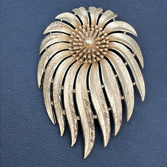 Beautiful vintage Crown Trifari gold tone flower brooch 3”x2”